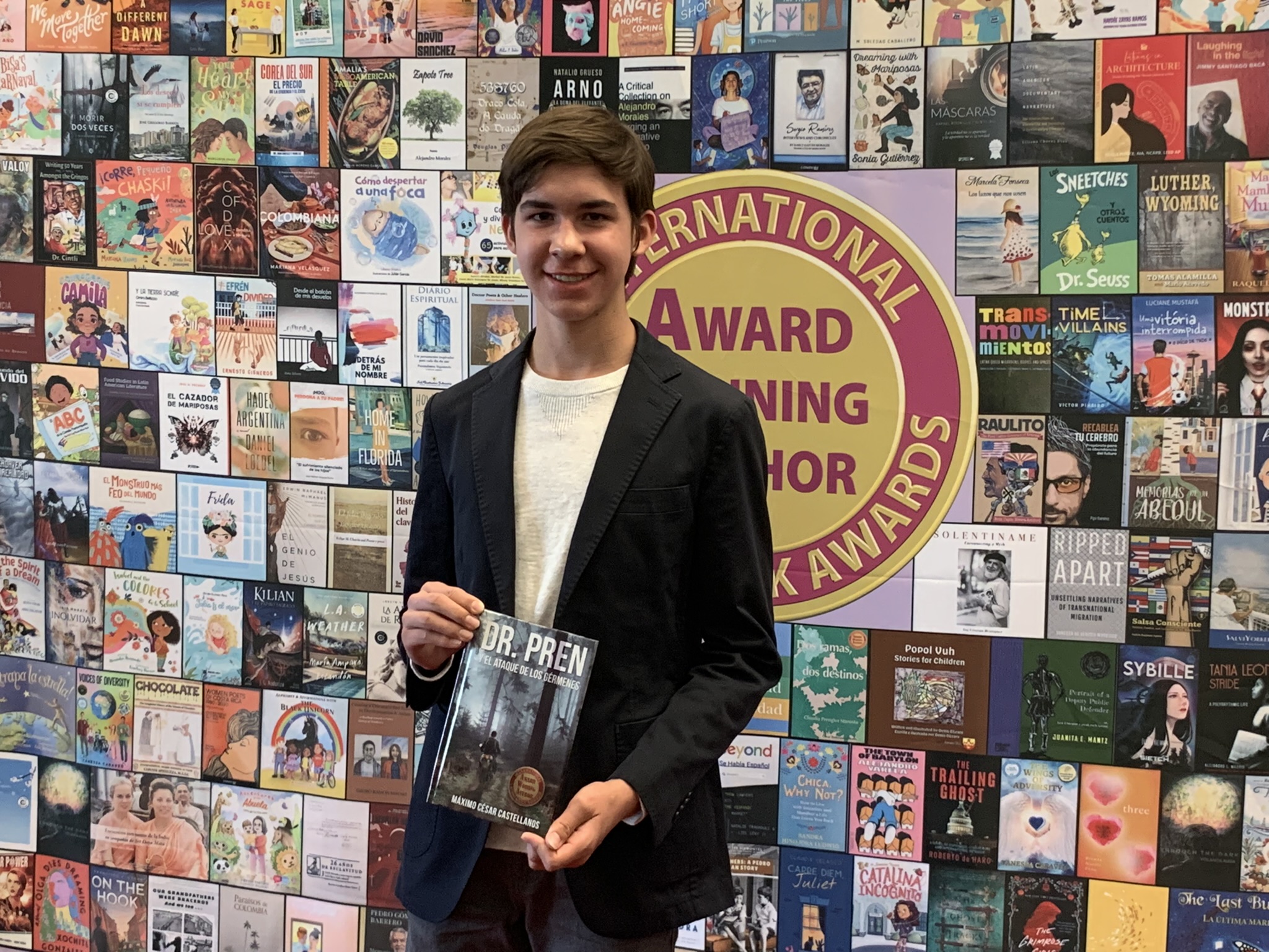 Joven autor bilingüe gana otro Reconocimiento Internacional de Libros Latinos