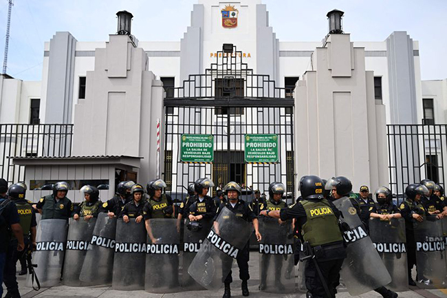 PERÚ. Ni tan Firme ni tan Feliz